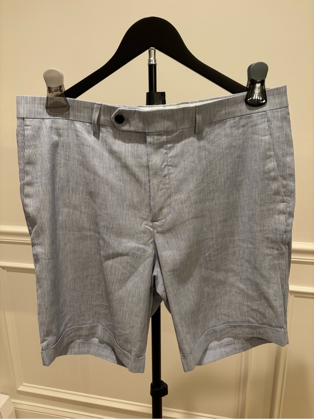 EXPRESS Men's light Blue & white striped SHORTS, SIZE 34, 8”Inseam